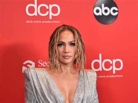 jennifer lopez nudo|Jennifer Lopez, 51, poses naked for new song cover art